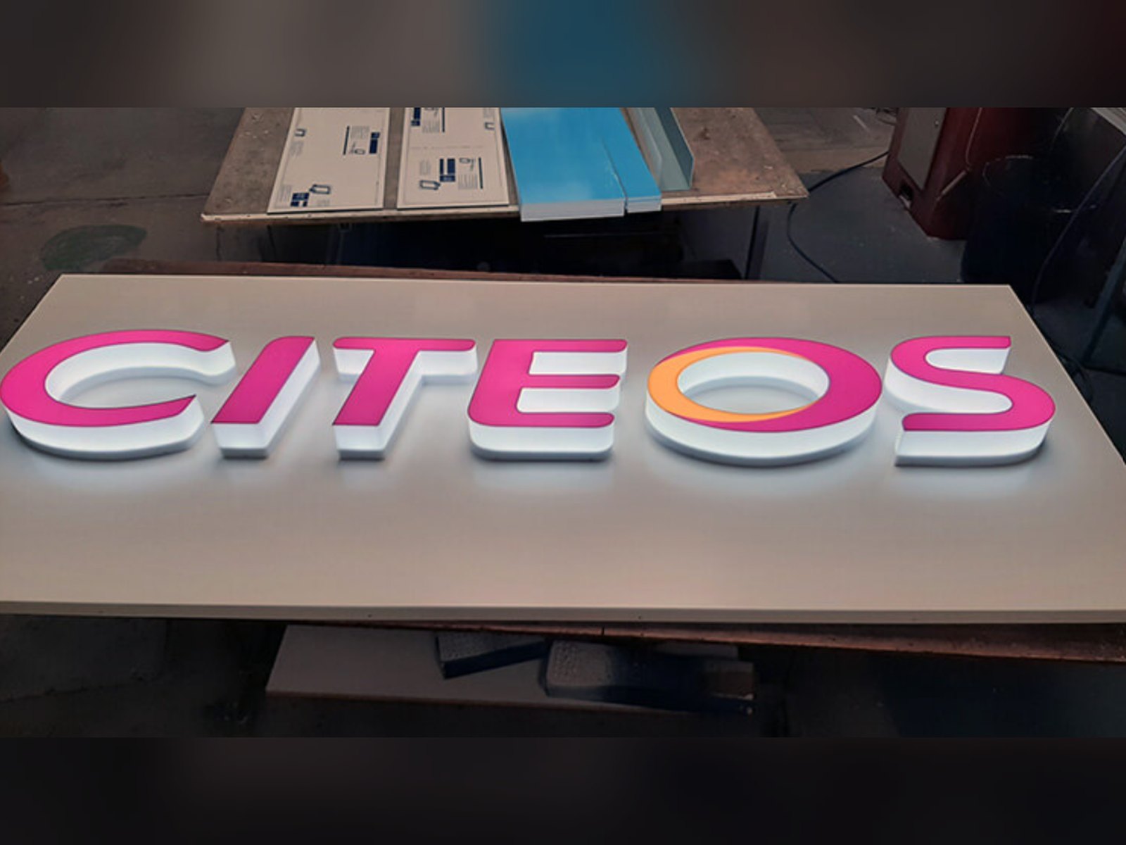 Lettres boîtiers lumineuses en atelier — Citeos