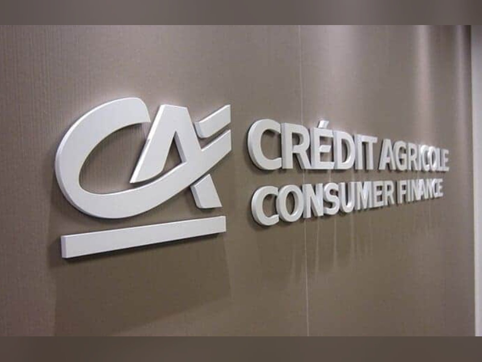 Lettres relief en façade — Crédit Agricole Consumer Finance