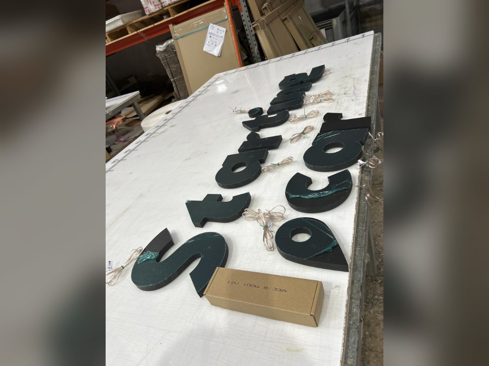 Lettres découpées en cours de fabrication