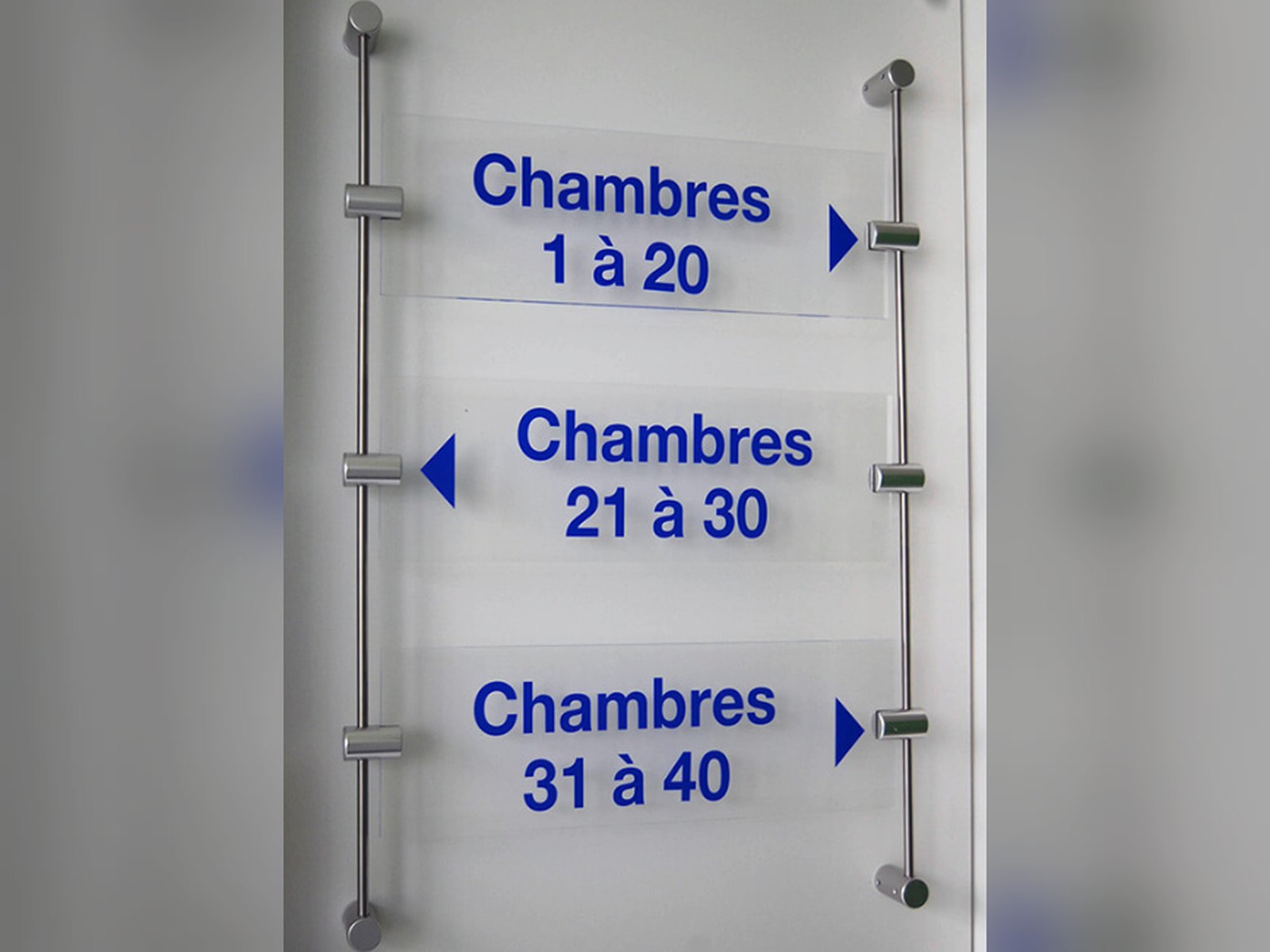 Signalétique directionnelle sur plexiglas