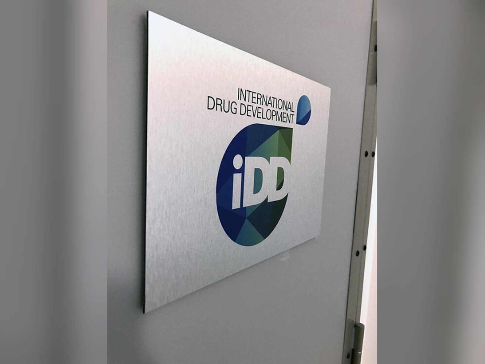 Plaque de porte — iDD International Drug Development